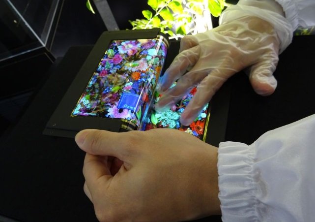 We-are-there-now-SEL-demos-tri-foldable-8.7-tablet-display-with-1080p-resolution