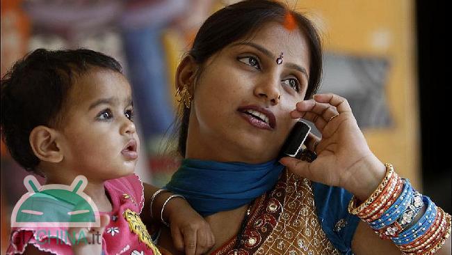 Donna al telefono in India