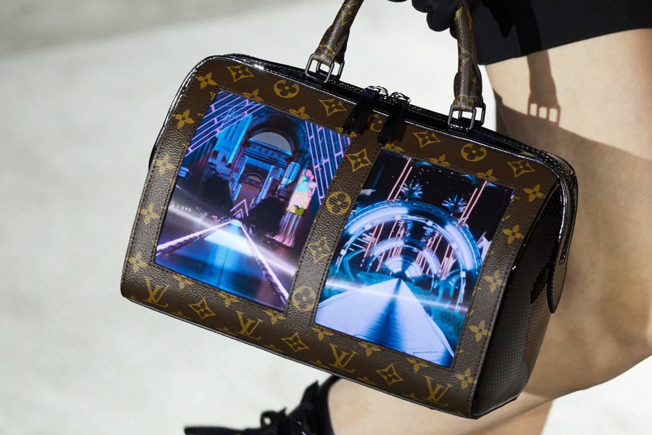 Man Met Zwarte Louis Vuitton Tas Die Op Een Smartphone Kijkt Voor