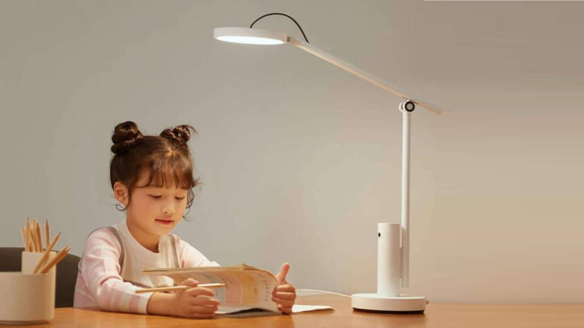 Настольная лампа для слежки за детьми