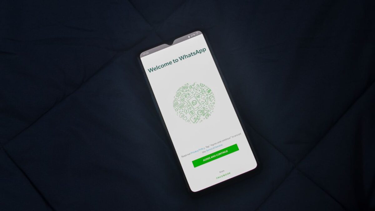 WhatsApp aggiornamento nuova funzionalità verifica accesso account da altro smartphone