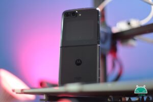 Recensione Motorola Razr 2022 5G smartphone pieghevole test hardware prestazioni fotocamera display ricarica chi vende comprare prezzo sconto italia software