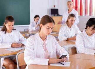 Ministero dell'Istruzione e del merito divieto di utilizzo smartphone nelle scuole