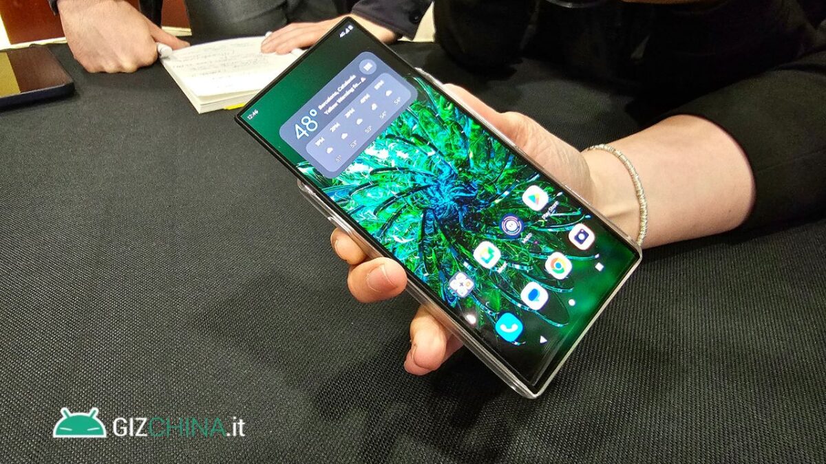 Lenovo Motorola smartphone laptop display rollable arrotolabile caratteristiche immagini MWC 2023