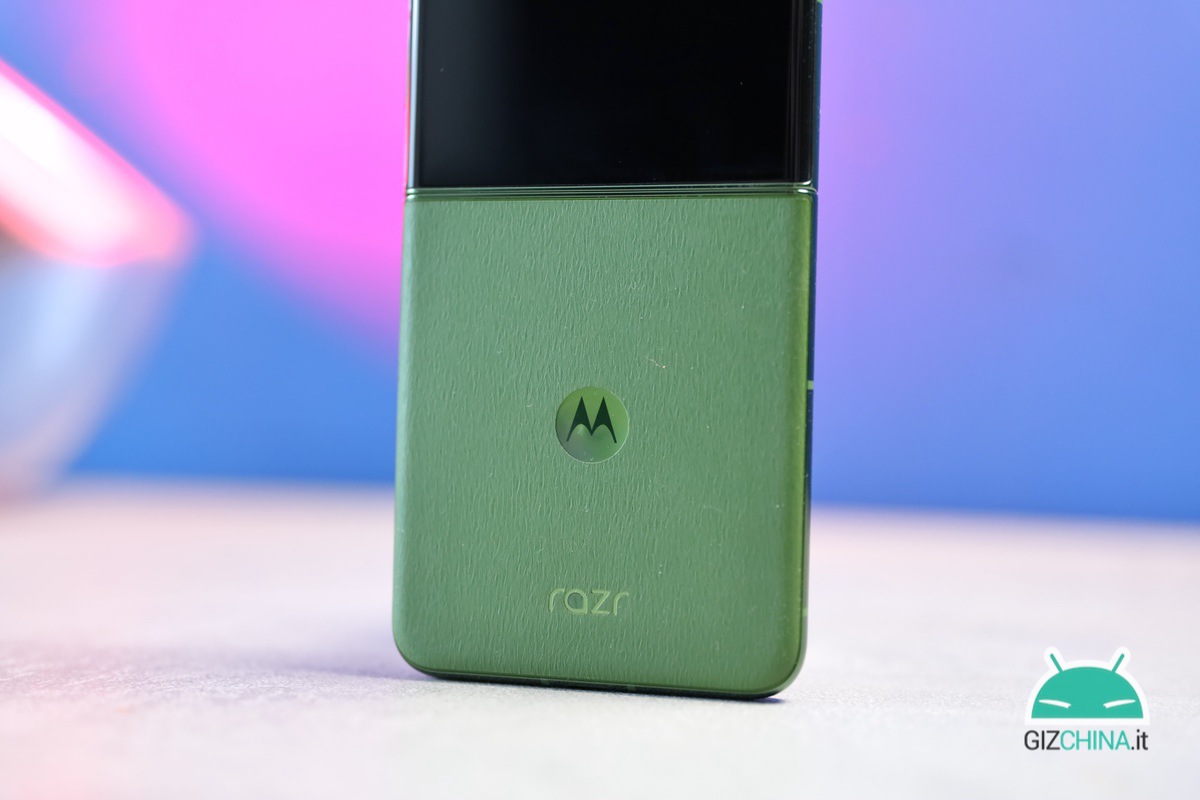 Recensione Motorola RAZR 50 Ultra flip pieghevole foldable caratteristiche fotocamere memoria batteria schermo display prezzo sconto italia