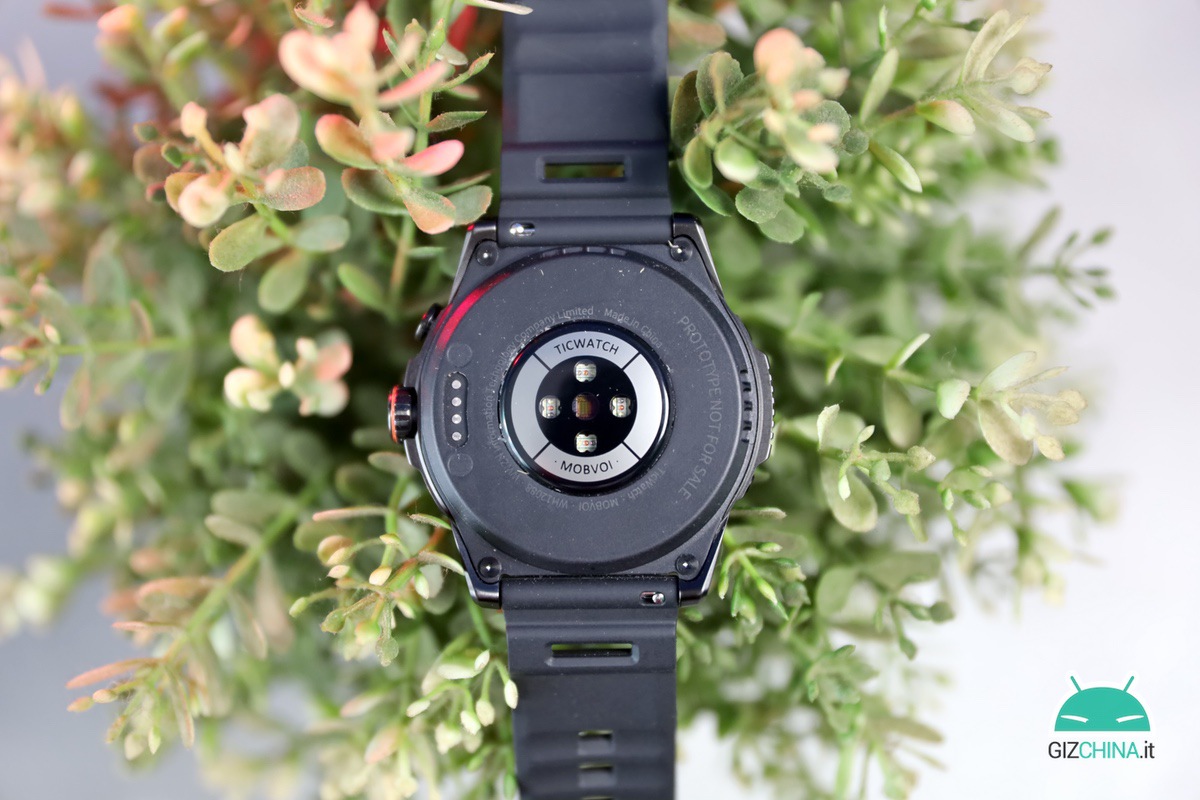 Recensione TicWatch Atlas smartwatch android wearos caratteristiche prezzo autonomia batteria doppio display sonno ossigeno allenamento batteria prezzo sconto italia